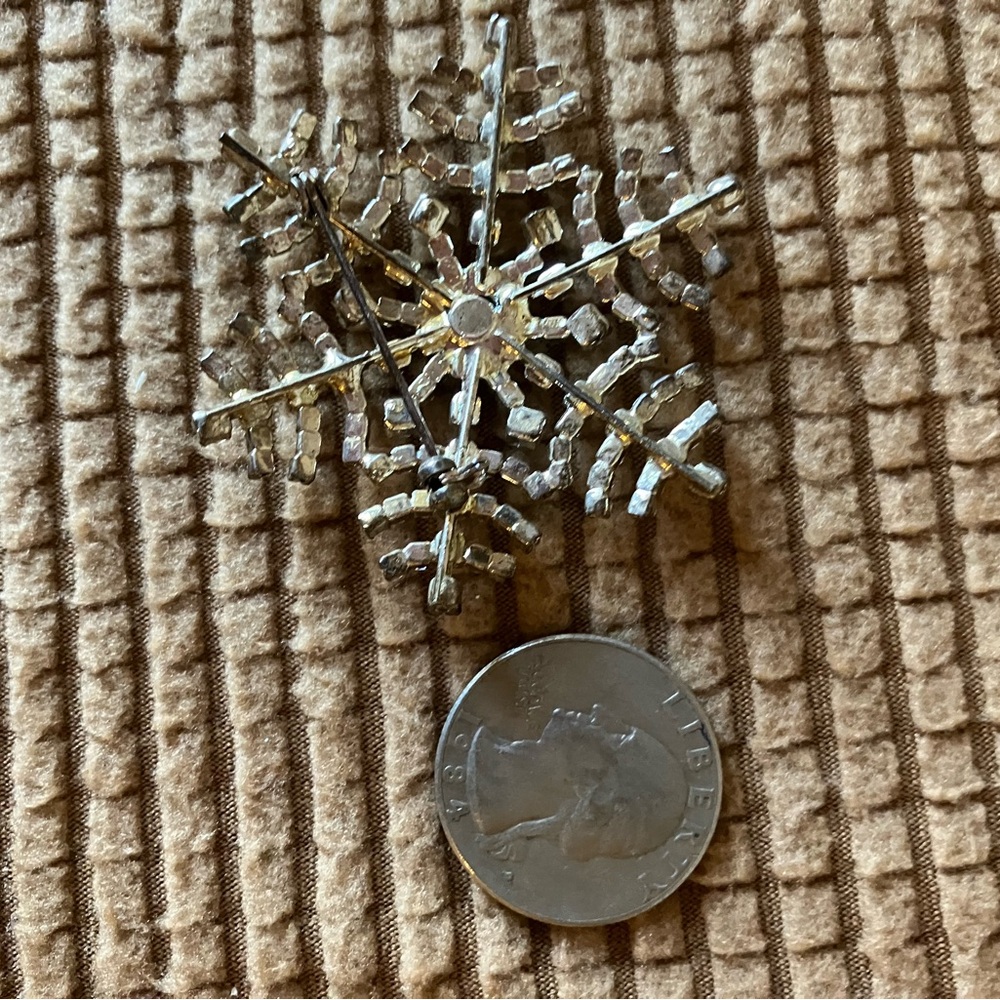Snowflake Brooch - Picture 2 of 2